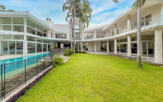 VILLA MODERNA DE LUJO, ¡UNA JOYA DE PLAYA LLEGA AL MERCADO! – MLS 22418