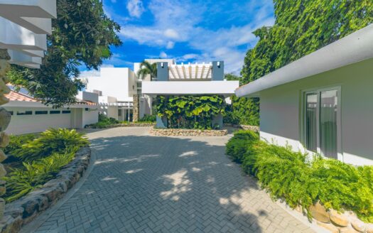 VILLA MODERNA DE LUJO, ¡UNA JOYA DE PLAYA LLEGA AL MERCADO! – MLS 22418