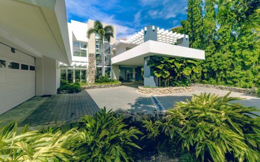 VILLA MODERNA DE LUJO, ¡UNA JOYA DE PLAYA LLEGA AL MERCADO! – MLS 22418