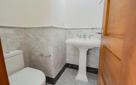 Apartamento A La Venta De 3 Habitaciones Estilo Colonial Frente Al Mar – MLS 20492