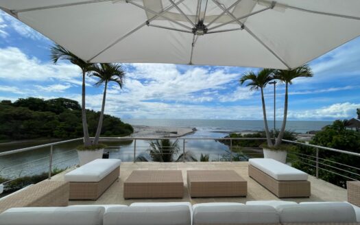 VENTA DE CASA DE PLAYA EN PUNTA BARCO: ELEGANCIA Y CONFORT FRENTE AL MAR. – MLS 21458