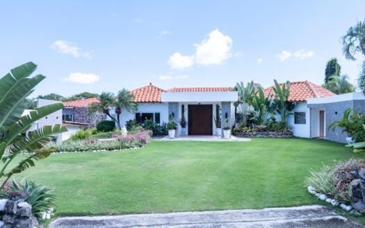VENTA DE CASA DE PLAYA EN PUNTA BARCO: ELEGANCIA Y CONFORT FRENTE AL MAR. – MLS 21458