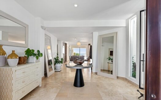 VENTA DE CASA DE PLAYA EN PUNTA BARCO: ELEGANCIA Y CONFORT FRENTE AL MAR. – MLS 21458