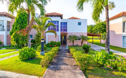 Casa de dos pisos – 4 recámaras – Frente al lago – Sobre el campo de golf – MLS 22407