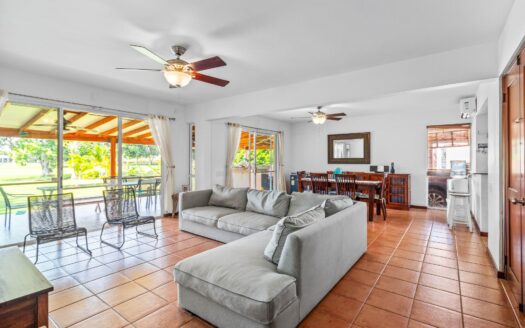 Casa de dos pisos – 4 recámaras – Frente al lago – Sobre el campo de golf – MLS 22407