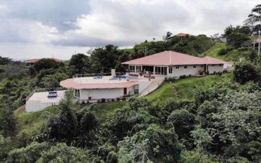 Amplia casa con impresionantes vistas al mar. – MLS 22365