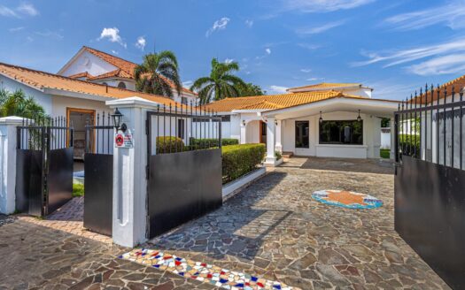 Casa Unica Frente al Mar en Gorgona, Panamá – MLS 22360