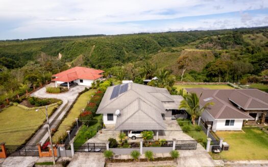 Casa renovada en Alto Boquete con dos autos – MLS 22427