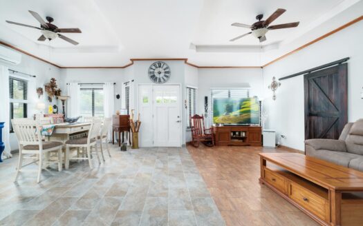 Casa renovada en Alto Boquete con dos autos – MLS 22427