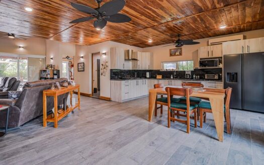 Casa con vista al mar en Pedasi con piscina – MLS 21561