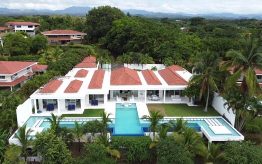 Espaciosa y moderna en Costa Esmeralda – MLS 22306