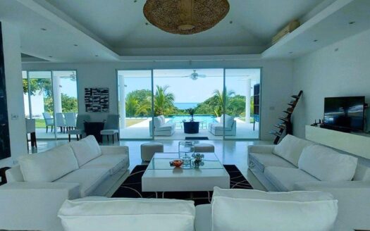 Espaciosa y moderna en Costa Esmeralda – MLS 22306