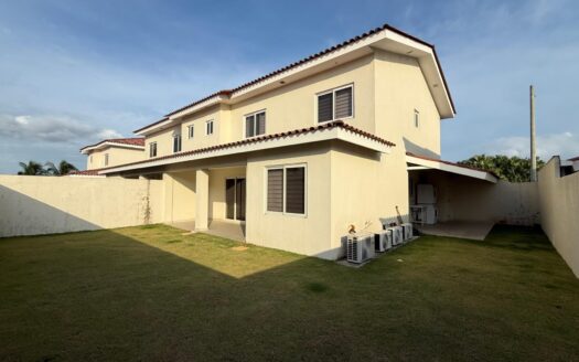 Espectacular casa en renta a pasos del aeropuerto, en zona privada – MLS 22252