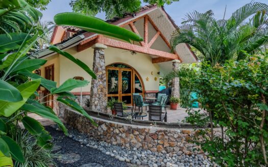 Villa de 3 dormitorios frente al mar con piscina en Costa Esmeralda – MLS 20039
