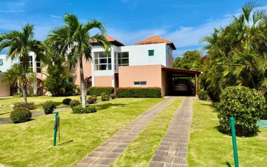 DUPLEX CON GRAN PATIO TRASERO – MLS 22194
