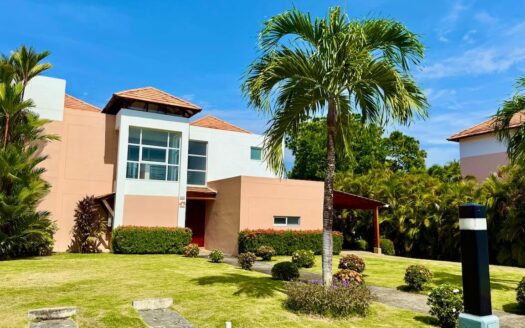 DUPLEX CON GRAN PATIO TRASERO – MLS 22194