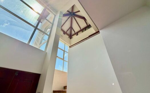 DUPLEX CON GRAN PATIO TRASERO – MLS 22194