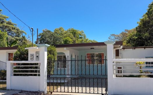 Casa de 3 dormitorios con piscina – MLS 22142