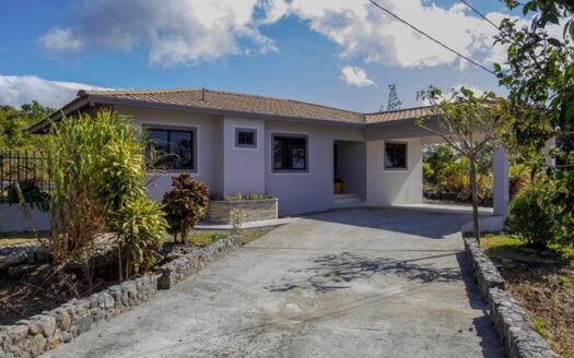 Impresionante Casa con 2 Patios en una Calle Tranquila en Alto Boquete – MLS 17301