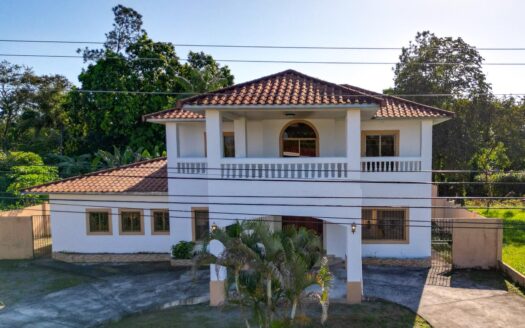 ENCANTADORA CASA CON UBICACIÓN ESTRATÉGICA – MLS 19102