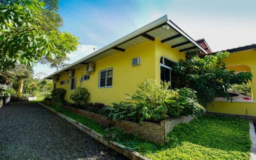Casa de 4 dormitorios con casa de invitados en una hectárea. – MLS 21132