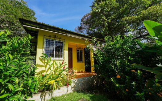 Casa de 4 dormitorios con casa de invitados en una hectárea. – MLS 21132
