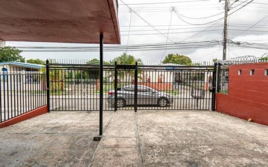 Casa dúplex en venta ubicada en Los Pinos de Chanis – MLS 18259