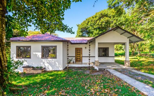 Acogedora Casa con Árboles Maduros en Potrerillos Arriba – MLS 22125