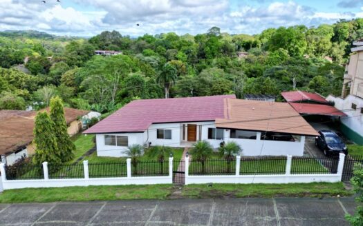 Casa Remodelada en Las Cumbres con Vista al Lago y Amplio Terreno – MLS 21551