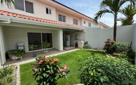 Casa en Venta / Reservas de Versalles / 3 hab – MLS 22099