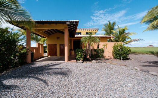 Casa de 3 habitaciones frente al mar con piscina en Playa Barqueta – MLS 22837