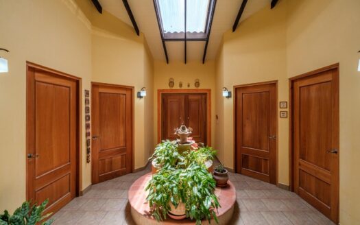 Casa de 3 habitaciones frente al mar con piscina en Playa Barqueta – MLS 22837