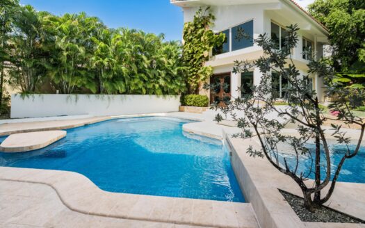 Altos del Golf – Patio y Piscina – 909mts2 – 1,900,000 – MLS 21992