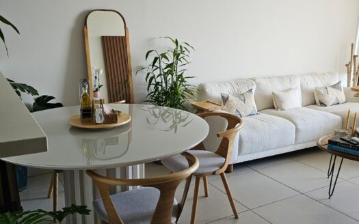 APARTAMENTO CON HERMOSAS VISTAS DE LA CIUDAD – MLS 21999