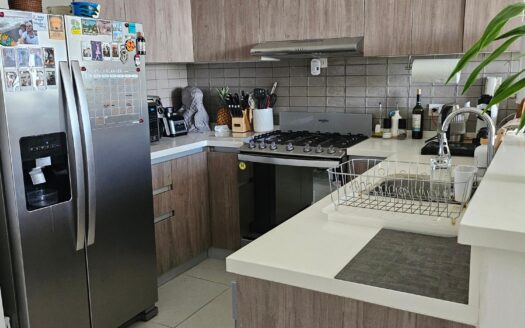 APARTAMENTO CON HERMOSAS VISTAS DE LA CIUDAD – MLS 21999