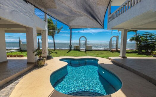 Propiedad con 3 casas frente al mar en Playa Malibú – MLS 22883