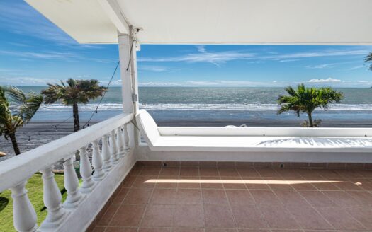 Propiedad con 3 casas frente al mar en Playa Malibú – MLS 22883