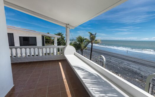 Propiedad con 3 casas frente al mar en Playa Malibú – MLS 22883