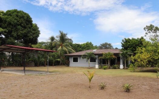 Amplia propiedad con Casa Y lote de 2.182 m² – MLS 22024