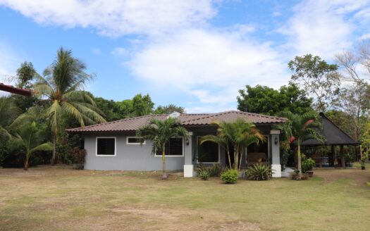 Amplia propiedad con Casa Y lote de 2.182 m² – MLS 22024