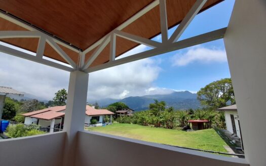 Casa de 3 dormitorios con vista a la montaña – MLS 22484