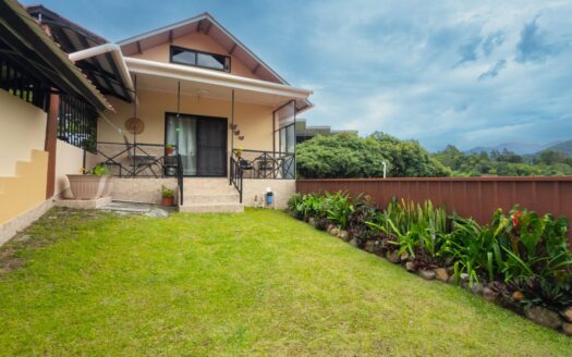 Casa más 2 apartamentos y casita en venta – MLS 22769