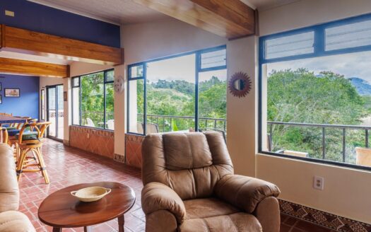 Casa más 2 apartamentos y casita en venta – MLS 22769