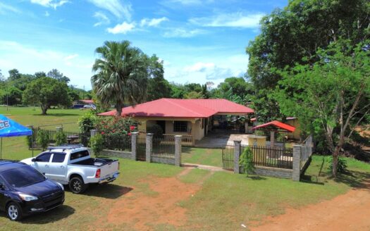 Casa en venta con apartamento independiente – MLS 22512