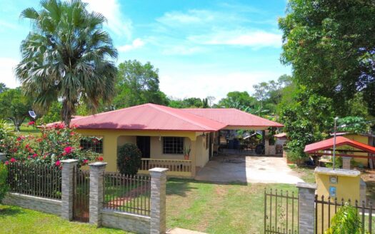 Casa en venta con apartamento independiente – MLS 22512