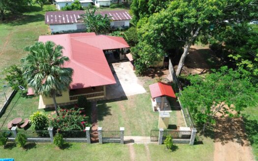 Casa en venta con apartamento independiente – MLS 22512