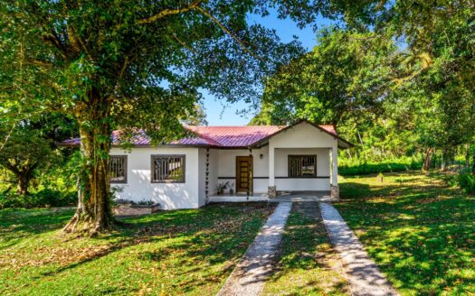 Acogedora Casa con Árboles Maduros en Potrerillos Arriba – MLS 22125