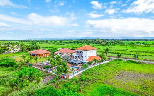 Casa de 3 Pisos Frente al Mar en La Barqueta Alanje Panamá – MLS 22880