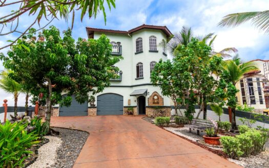 Casa de 3 Pisos Frente al Mar en La Barqueta Alanje Panamá – MLS 22880