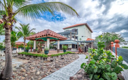 Casa de 3 Pisos Frente al Mar en La Barqueta Alanje Panamá – MLS 22880